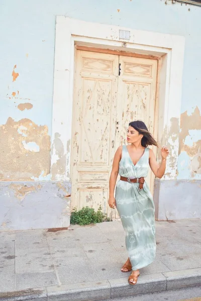 Belle Jeune Femme Portant Des Vêtements Mode Marchant Dans Rue — Photo