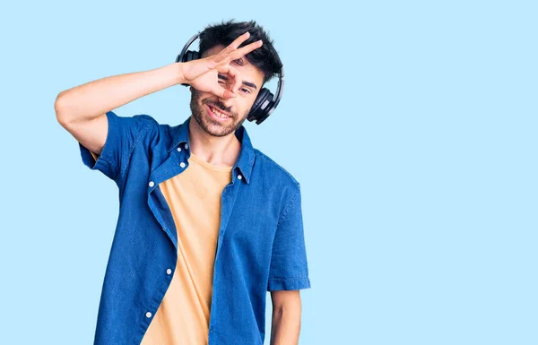 Joven Hispano Escuchando Música Usando Audífonos Sonriendo Feliz Haciendo Buen —  Fotos de Stock