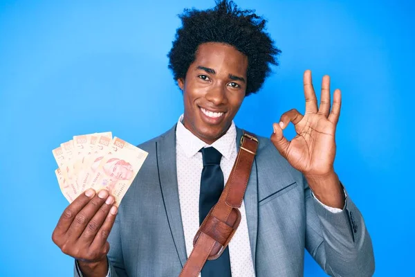 Snygg Afrikansk Amerikansk Man Med Afro Hår Håller Mexikanska Pesos — Stockfoto