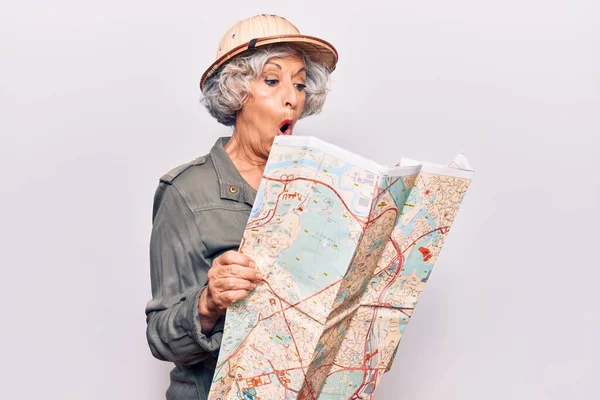 Senior Mujer Pelo Gris Con Sombrero Explorador Sosteniendo Mapa Asustado —  Fotos de Stock