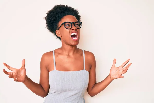 Fiatal Afro Amerikai Alkalmi Ruhában Szemüvegben Őrült Őrült Kiabálás Kiabálás — Stock Fotó