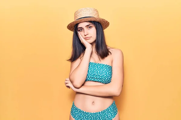 Joven Hermosa Chica Con Bikini Sombrero Verano Pensando Que Cansado — Foto de Stock