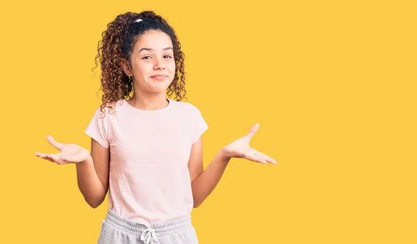 Menina Bonita Criança Com Cabelo Encaracolado Vestindo Roupas Casuais Expressão — Fotografia de Stock