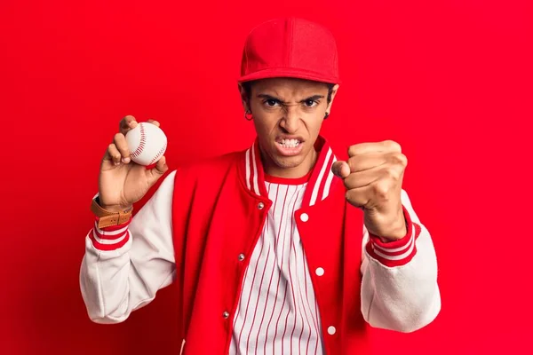 Ung Afrikansk Amercian Man Bär Baseball Uniform Innehav Bollen Irriterad — Stockfoto
