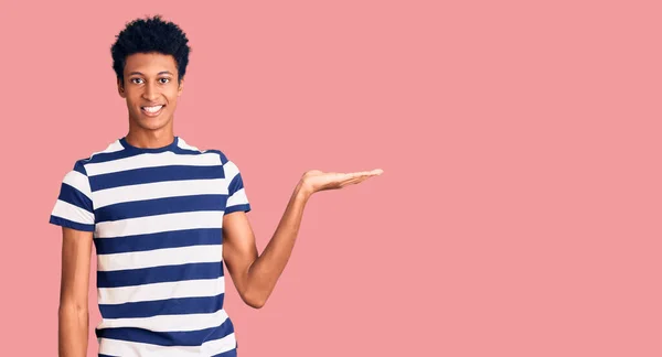Joven Hombre Afroamericano Vistiendo Ropa Casual Sonriendo Alegre Presentando Señalando —  Fotos de Stock