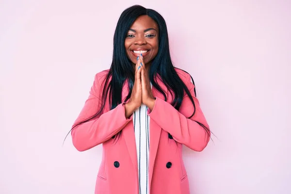 Junge Afrikanisch Amerikanische Frau Businesskleidung Betet Mit Den Händen Zusammen — Stockfoto