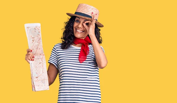 Mujer Hermosa Mediana Edad Con Sombrero Bufanda Sosteniendo Mapa Ciudad — Foto de Stock