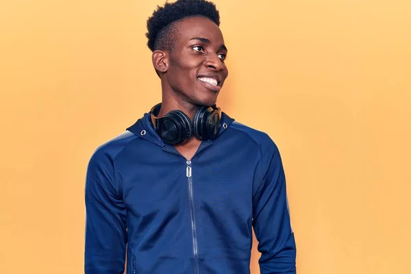 Ung Afrikansk Amerikansk Man Bär Sportkläder Och Hörlurar Som Vill — Stockfoto