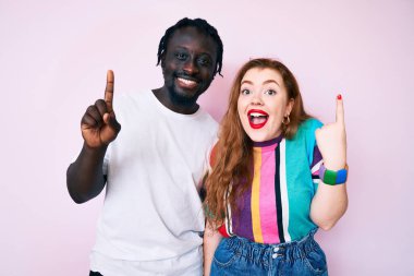 Sıradan kıyafetler giyen ırklar arası bir çift başarılı bir fikri işaret ediyor. Heyecanlı ve mutlu. Bir numara.. 