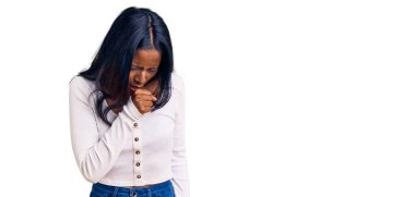 Günlük kıyafetler giyen genç Hintli kız kendini iyi hissetmiyor ve soğuk algınlığı veya bronşitin belirtisi olarak öksürüyor. sağlık hizmeti kavramı. 