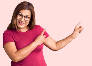 Orta yaşlı esmer kadın. 