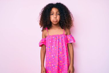 Kıvırcık saçlı, depresif bir elbise giyen, üzgün ve korkmuş bir şekilde ağlayan Afro-Amerikan çocuğu. hüzünlü ifade. 