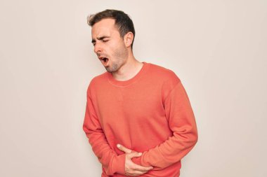 Mide bulantısı, acı verici bir hastalık yüzünden beyaz arka planda dikilen mavi gözlü genç adam. Ache kavramı.