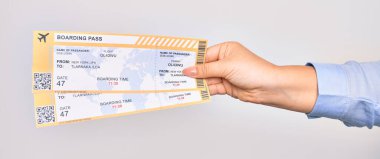 Beyaz arka plan üzerinde uçuş kartı tutan beyaz bir kadının eli.