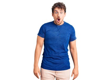 Kıvırcık saçlı, sıradan giysiler giyen genç yakışıklı bir adam. Şaşırtıcı bir ifade, korku ve heyecanlı bir yüz ifadesiyle korkmuş ve şok olmuştu.. 