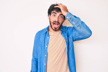 Kıvırcık saçlı ve ayılı sıradan kot ceket giyen yakışıklı genç bir adam. Yanlışlıkla el ele tutuşarak şaşırmış. Hatayı hatırla. Unuttum, kötü hafıza kavramı. 