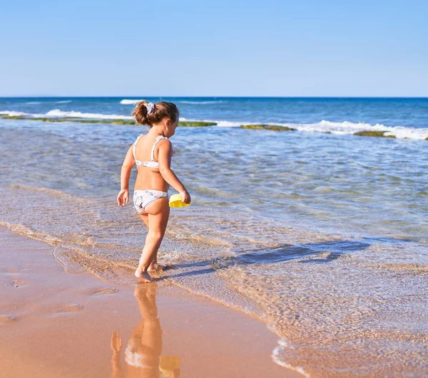 Liebenswertes Blondes Kind Bikini Das Strand Mit Wasser Spielt — Stockfoto