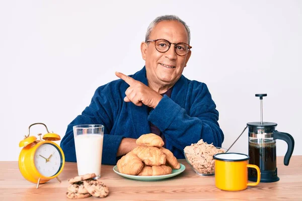 Homem Bonito Sênior Com Cabelo Grisalho Sentado Mesa Tomando Café — Fotografia de Stock