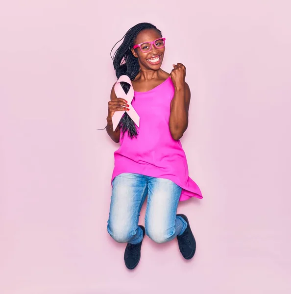 Joven Hermosa Mujer Afroamericana Con Gafas Sonriendo Feliz Saltando Con —  Fotos de Stock