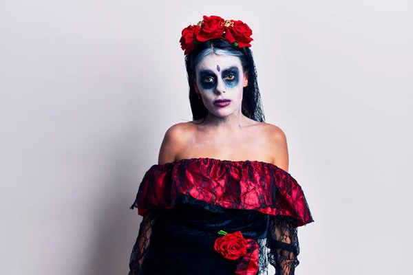 Mujer Joven Vestida Con Día Mexicano Del Maquillaje Muerto Con — Foto de Stock