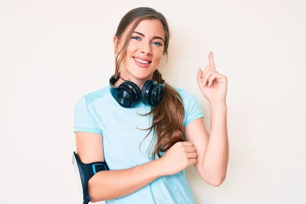 Mooie Jonge Blanke Vrouw Draagt Sportkleding Gebruikt Een Koptelefoon Met — Stockfoto