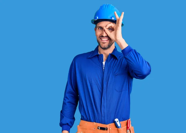 Joven Hombre Guapo Con Uniforme Trabajador Hardhat Haciendo Buen Gesto —  Fotos de Stock