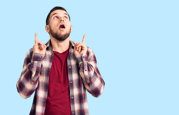 Joven Hombre Guapo Con Camisa Casual Asombrado Sorprendido Mirando Hacia — Foto de Stock