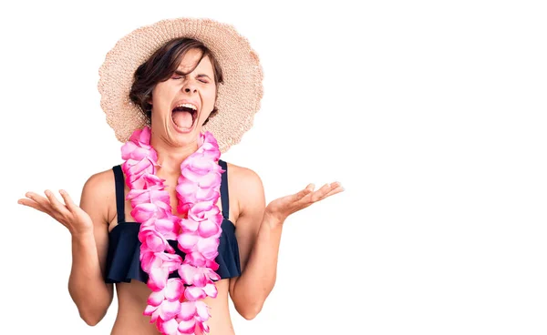 Mulher Bonita Com Cabelo Curto Vestindo Biquíni Lei Havaiana Celebrando — Fotografia de Stock