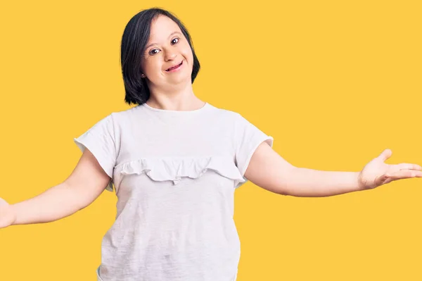 Sendromlu Esmer Kadın Günlük Beyaz Tişört Giyiyor Gülümsüyor Yardım Eli — Stok fotoğraf
