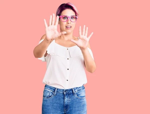 Joven Hermosa Mujer Con Pelo Rosa Con Ropa Casual Gafas — Foto de Stock