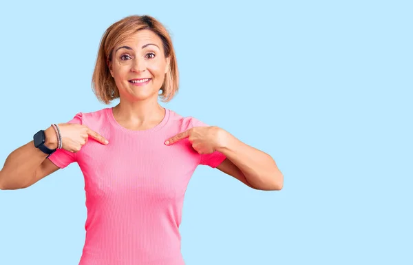 Young Blonde Woman Wearing Sportswear Looking Confident Smile Face Pointing — Stock Photo, Image