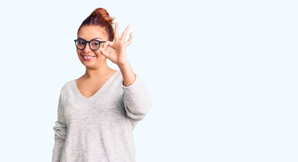 Mujer Latina Joven Vistiendo Ropa Casual Sonriendo Positiva Haciendo Signo — Foto de Stock