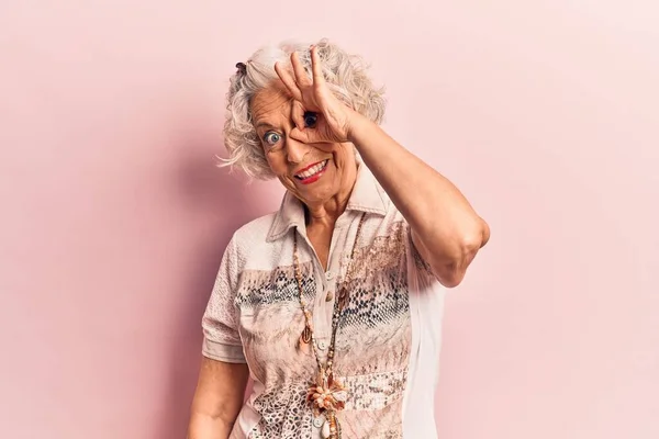 Senior Mujer Pelo Gris Vistiendo Ropa Casual Sonriendo Feliz Haciendo —  Fotos de Stock