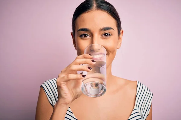 Joven Hermosa Morena Sonriendo Feliz Confiada Pie Con Una Sonrisa — Foto de Stock