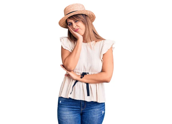 Giovane Bella Donna Indossa Cappello Estivo Shirt Pensando Cercando Stanco — Foto Stock