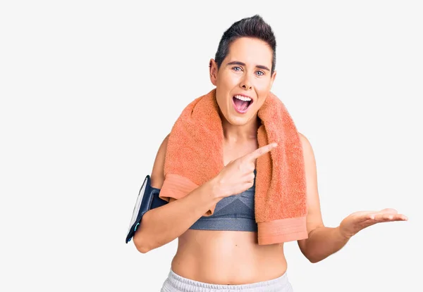 Jonge Vrouw Met Kort Haar Dragen Sportkleding Handdoek Met Behulp — Stockfoto