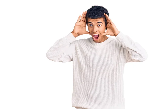 Joven Hombre Amerciano Africano Vistiendo Ropa Casual Sonriendo Alegre Jugando —  Fotos de Stock