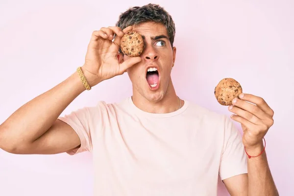 Jeune Homme Beau Tenant Cookie Colère Fou Hurlant Frustré Furieux — Photo