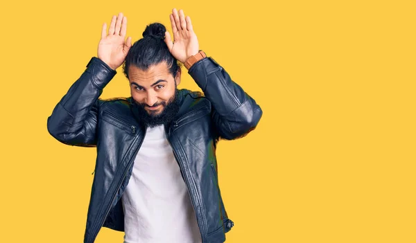 Junger Arabischer Mann Lässiger Lederjacke Mit Hasenohren Geste Und Handflächen — Stockfoto