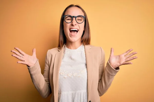 Joven Mujer Negocios Hermosa Con Chaqueta Gafas Sobre Fondo Amarillo — Foto de Stock