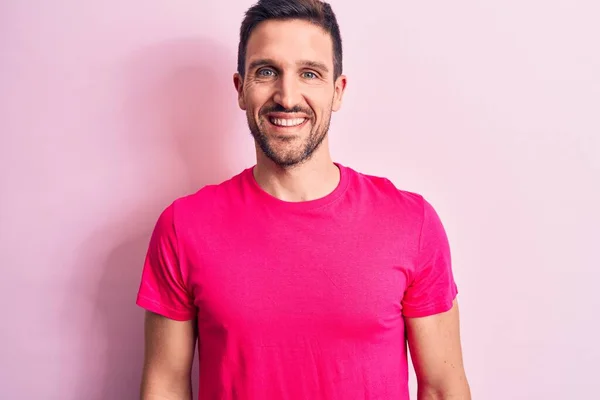 Ung Stilig Man Bär Casual Shirt Stående Över Isolerad Rosa — Stockfoto