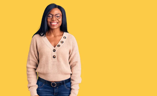 Молода Афроамериканка Одягнена Повсякденний Одяг Виглядає Позитивним Щасливим Стоїть Посміхається — стокове фото