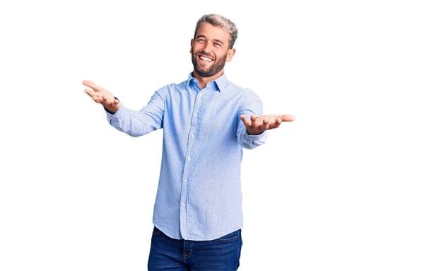 Joven Hombre Rubio Guapo Con Camisa Elegante Sonriente Alegre Ofreciendo —  Fotos de Stock