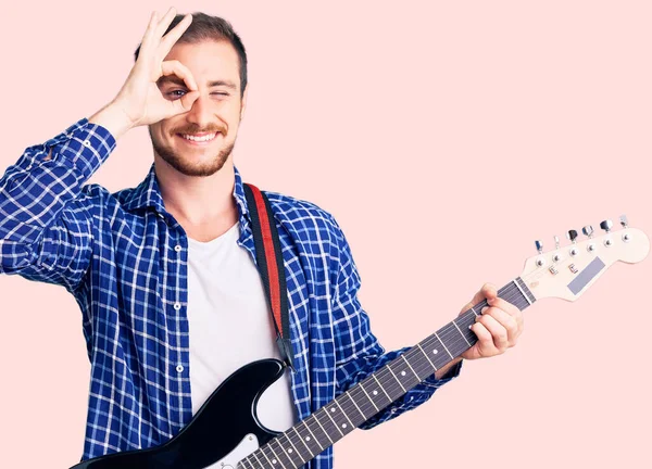 Junger Gutaussehender Kaukasischer Mann Spielt Gitarre Lächelnd Glücklich Tut Zeichen — Stockfoto