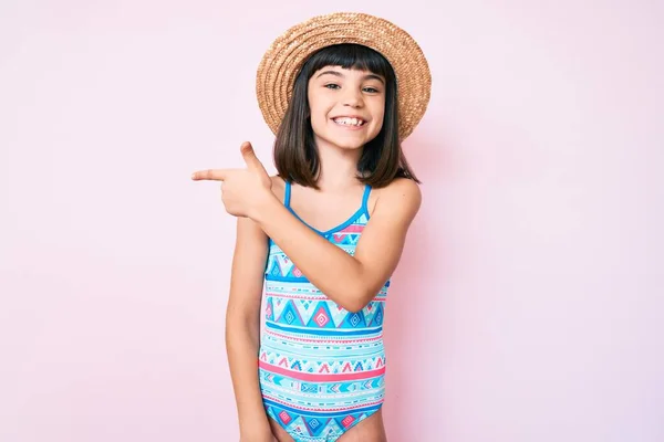 Giovane Bambina Con Bang Indossando Costume Bagno Cappello Estivo Sorridente — Foto Stock