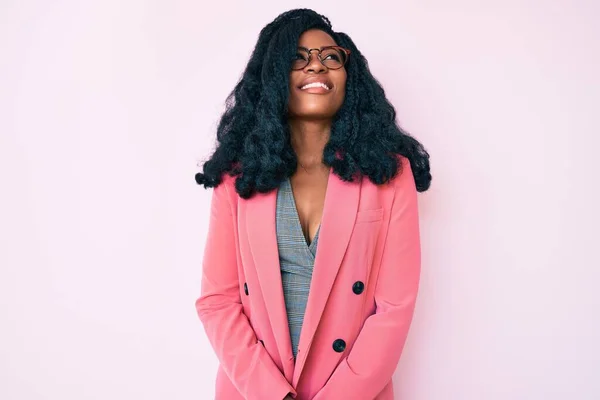 Vacker Afrikansk Kvinna Bär Business Jacka Och Glasögon Tittar Bort — Stockfoto