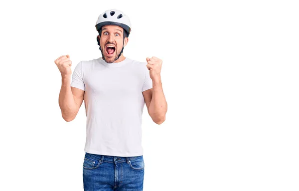 Joven Hombre Guapo Con Casco Bicicleta Celebrando Sorprendido Sorprendido Por — Foto de Stock