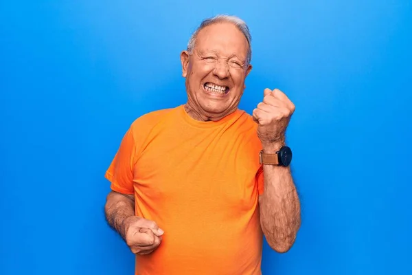 Senior Knappe Grijsharige Man Draagt Casual Shirt Staan Blauwe Achtergrond — Stockfoto
