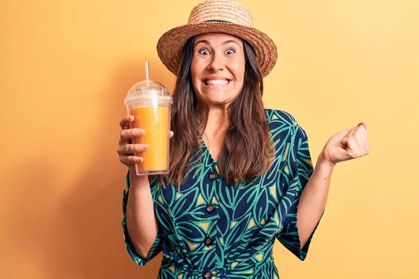 Jovem Mulher Bonita Morena Usando Chapéu Verão Bebendo Copo Suco — Fotografia de Stock