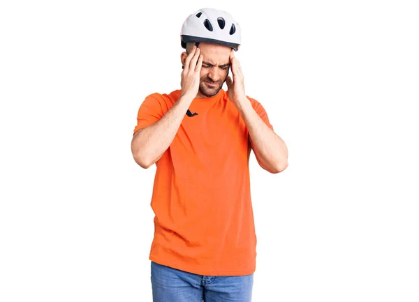Pemuda Tampan Memakai Helm Bersepeda Menderita Sakit Kepala Dan Stres — Stok Foto